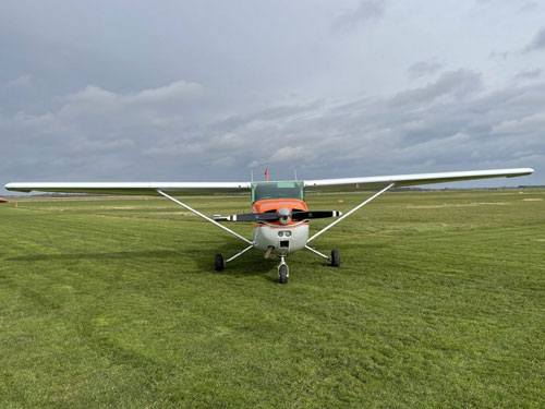 4 seater light aircraft Cessna 172